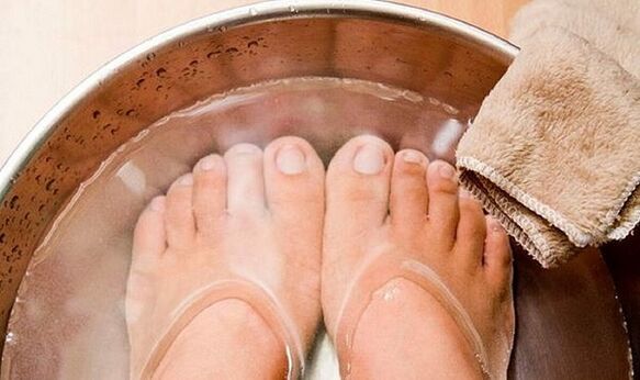 Baño de pés contra a infección por fungos