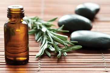 Aceite da árbore do té para fungos nas unhas dos pés