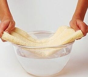 Compresas con menta e sal para tratar os fungos das unhas dos pés