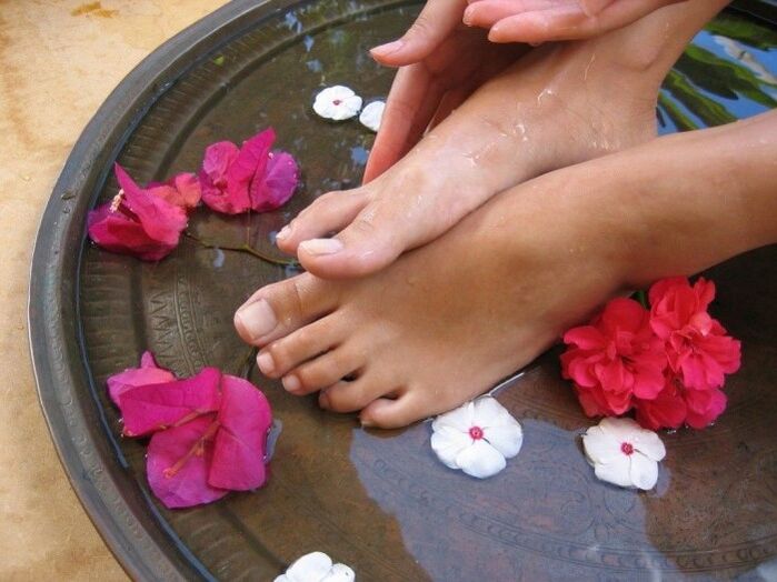 Baño de vinagre de mazá para fungos nas unhas dos pés